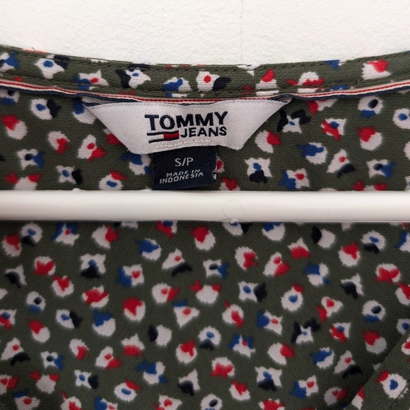 Tommy Jeans Floral Pattern No Wrinkle Blouse In Size S - Picture 7 of 10